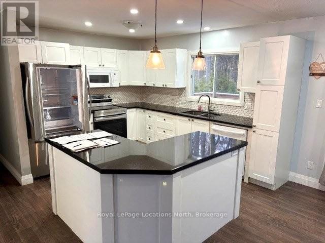 40 Vanier Street, Tiny, ON - Indoor Photo Showing Kitchen With Upgraded Kitchen