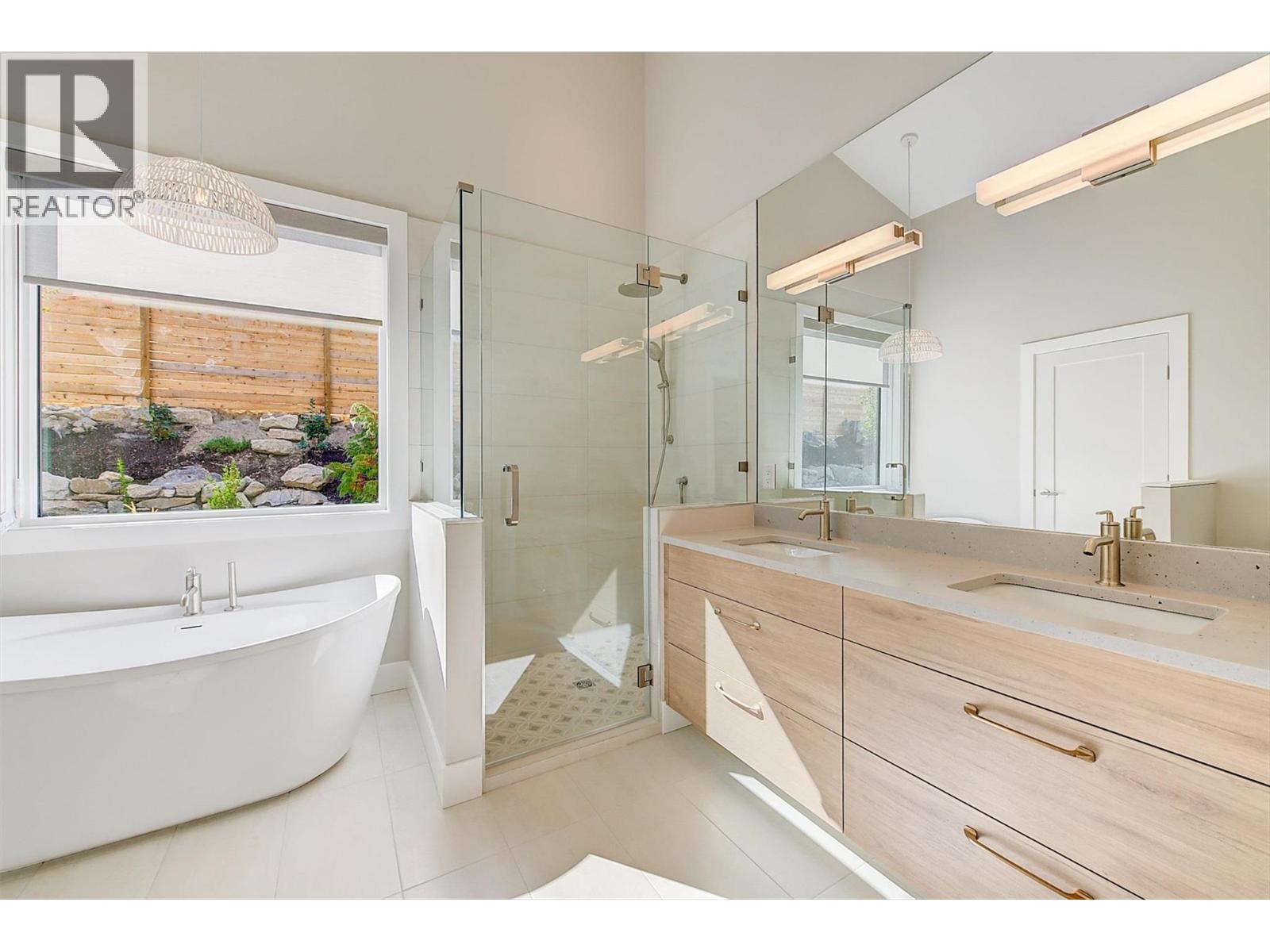 761 Barnaby Road, Kelowna, BC - Indoor Photo Showing Bathroom