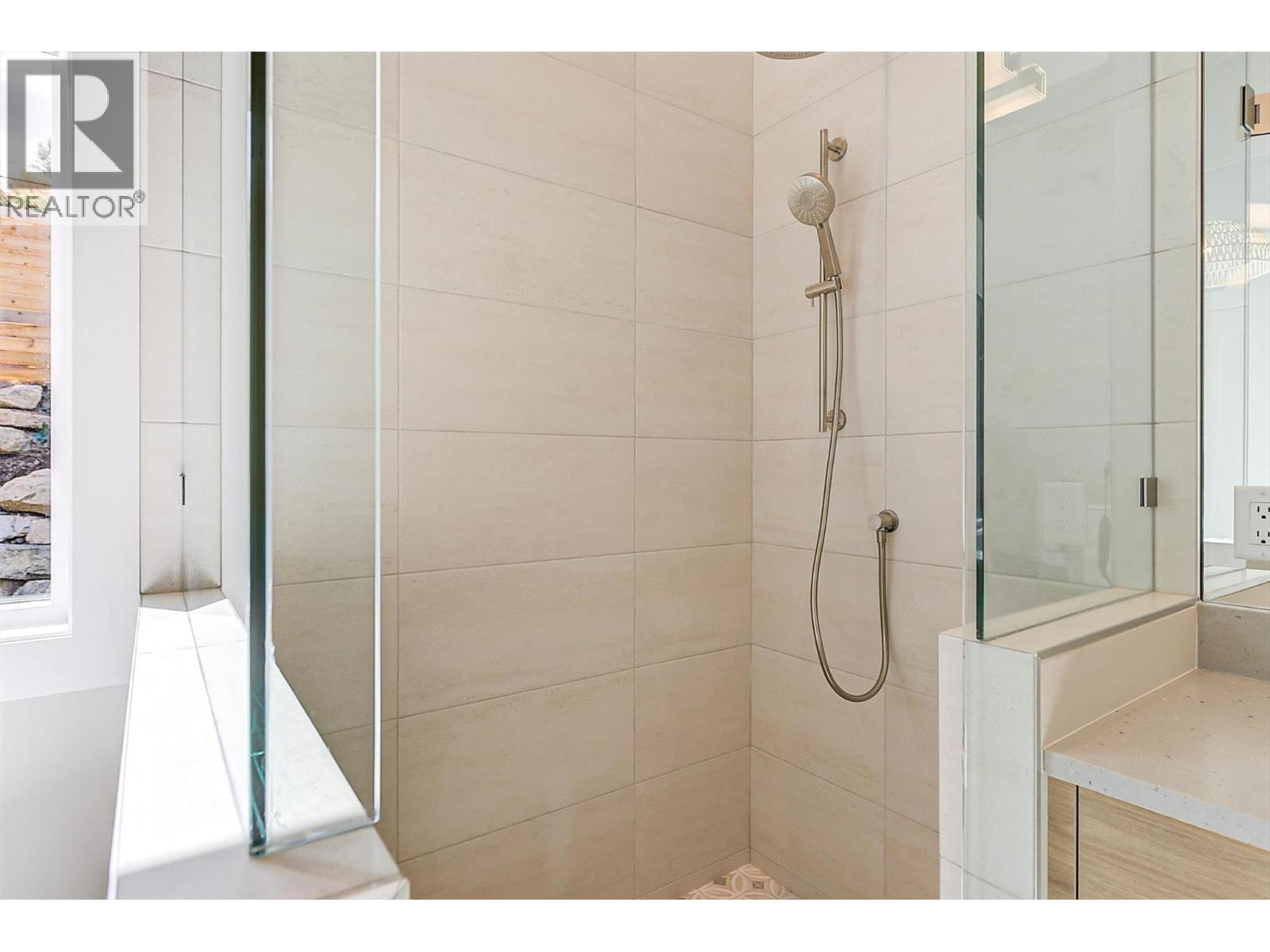 Rain shower head and shower wand - 761 Barnaby Road, Kelowna, BC - Indoor Photo Showing Bathroom