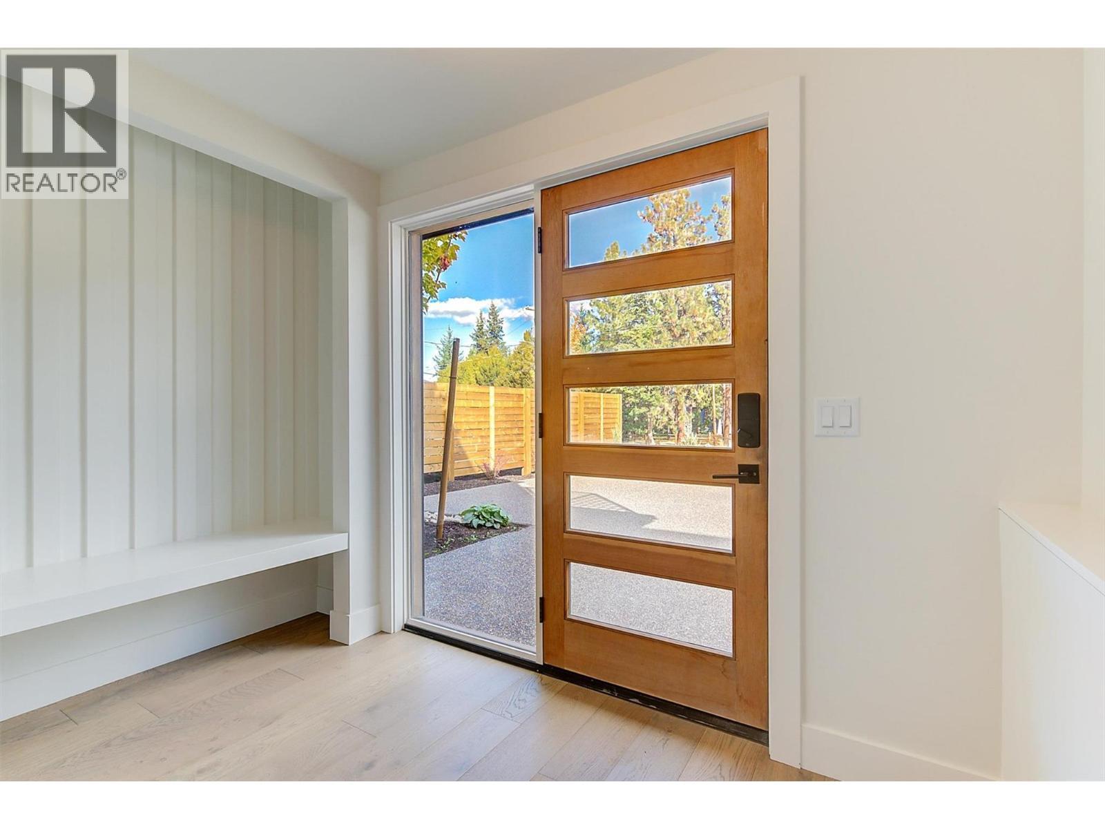 Bright and open front foyer - 761 Barnaby Road, Kelowna, BC - Indoor