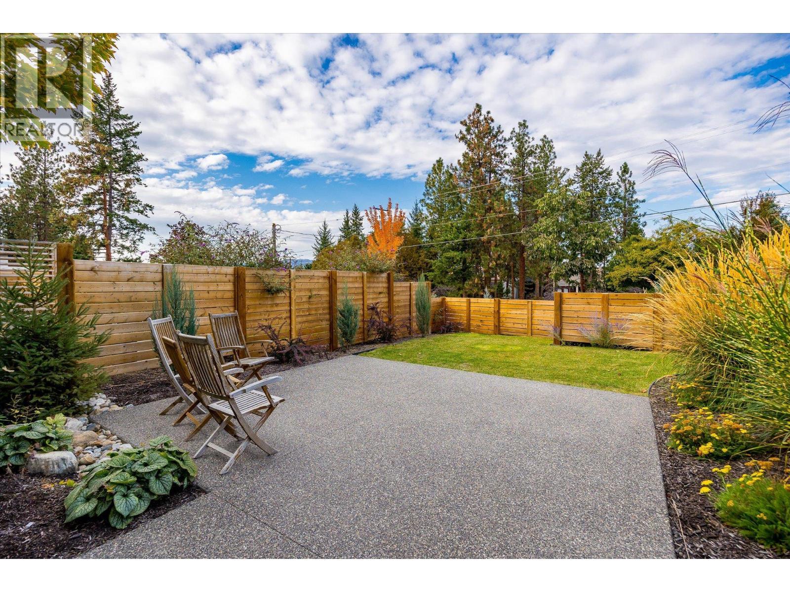Fully fenced front yard, perfect for pet owners and keeping your littles safe - 761 Barnaby Road, Kelowna, BC - Outdoor