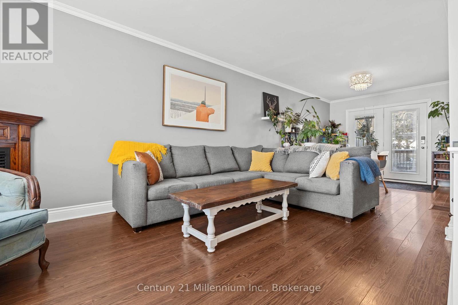 1188 2Nd Avenue W, Owen Sound, ON - Indoor Photo Showing Living Room
