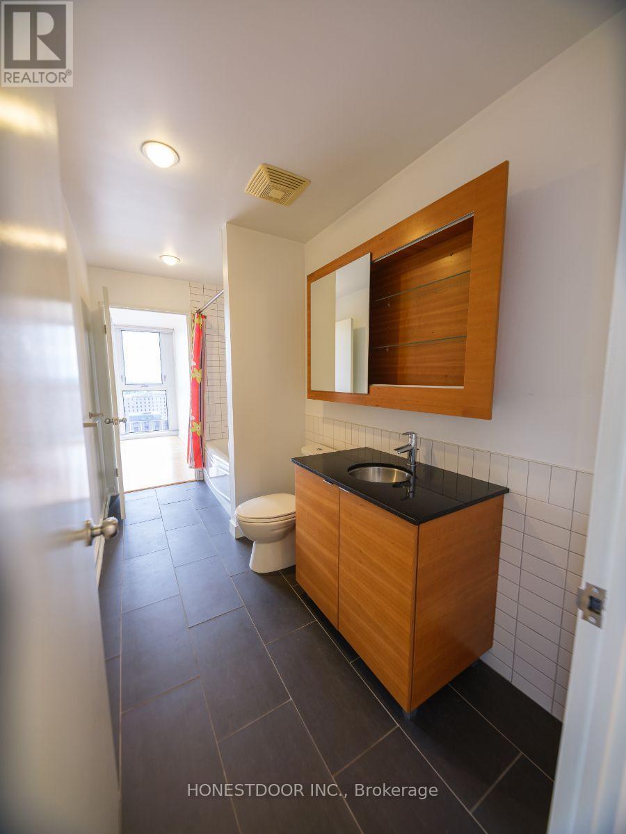 1610 - 324 Laurier Avenue W, Ottawa, ON - Indoor Photo Showing Bathroom