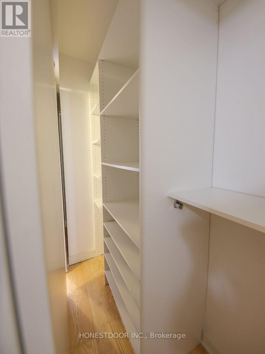 1610 - 324 Laurier Avenue W, Ottawa, ON - Indoor With Storage