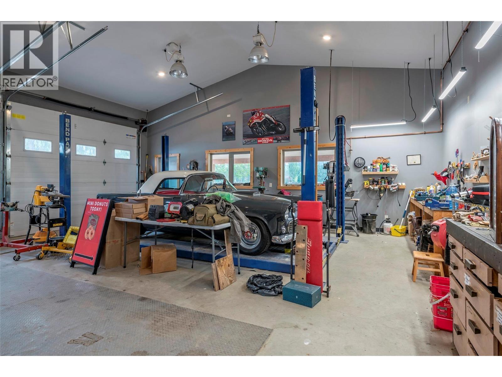 7800 Howe Drive, Coldstream, BC - Indoor Photo Showing Garage
