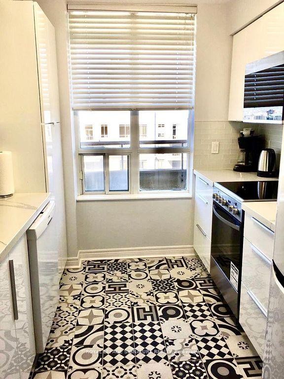 3306-310 Burnhamthorpe Road W, Mississauga, ON - Indoor Photo Showing Kitchen