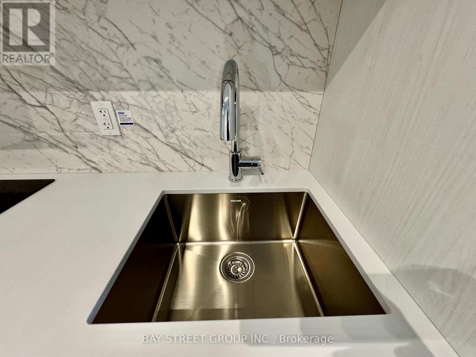 1007 - 8 Interchange Way, Vaughan, ON - Indoor Photo Showing Kitchen