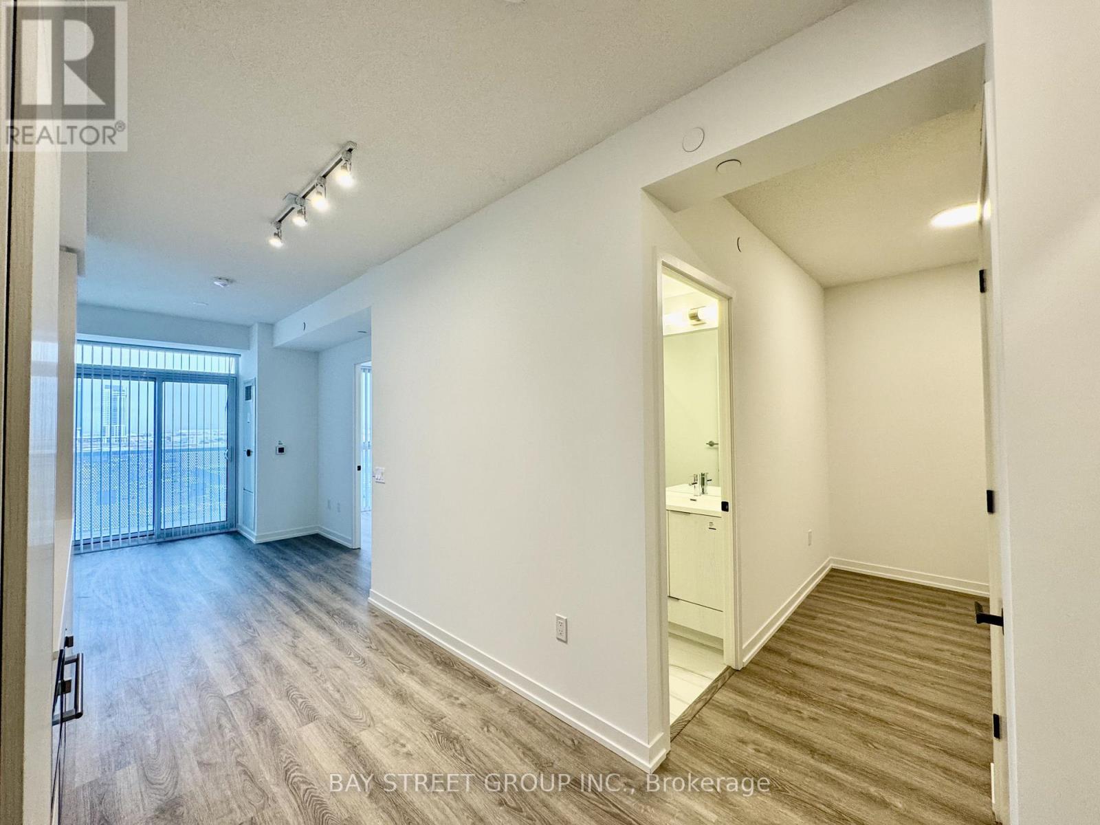 1007 - 8 Interchange Way, Vaughan, ON - Indoor Photo Showing Other Room