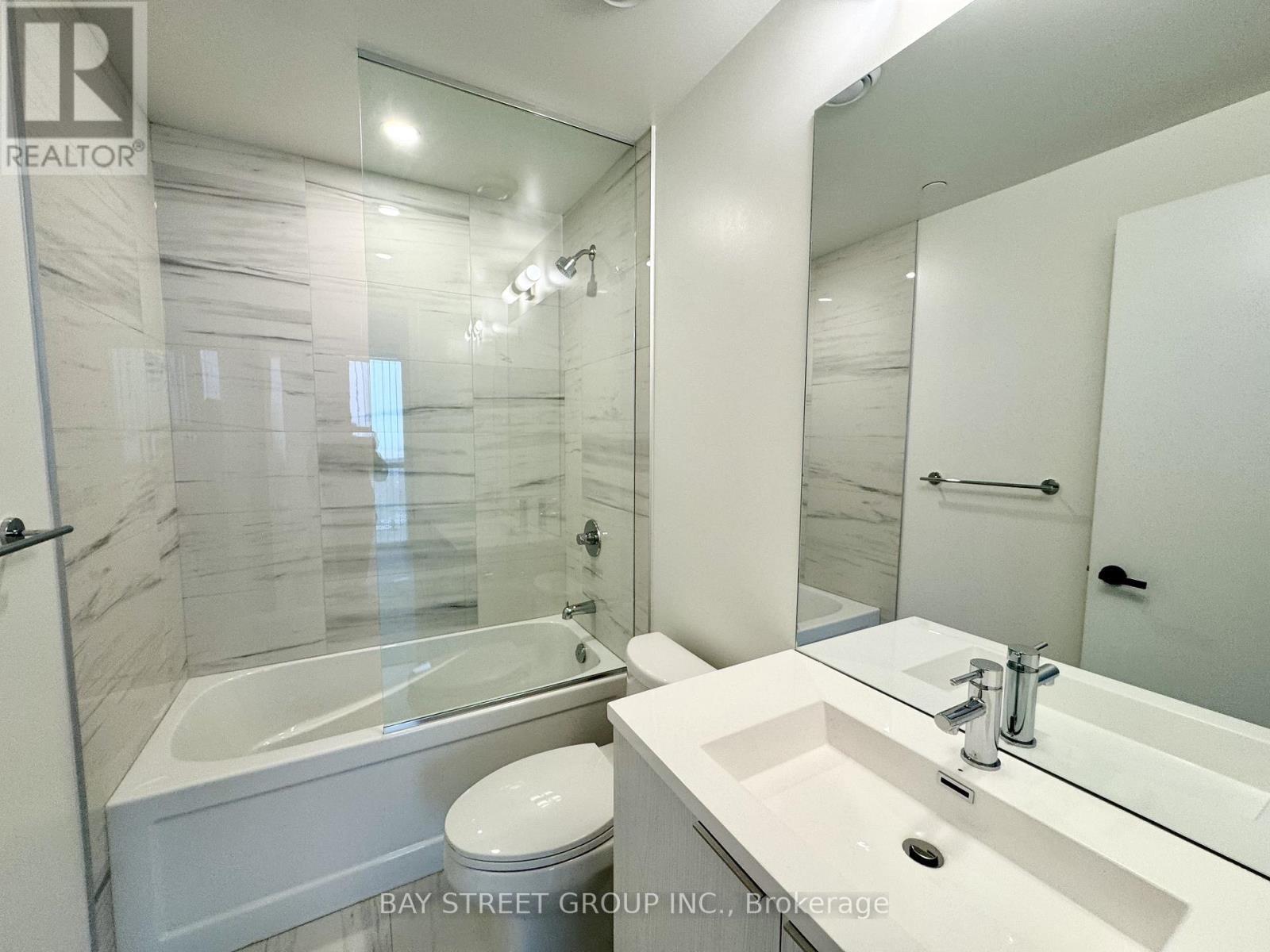 1007 - 8 Interchange Way, Vaughan, ON - Indoor Photo Showing Bathroom