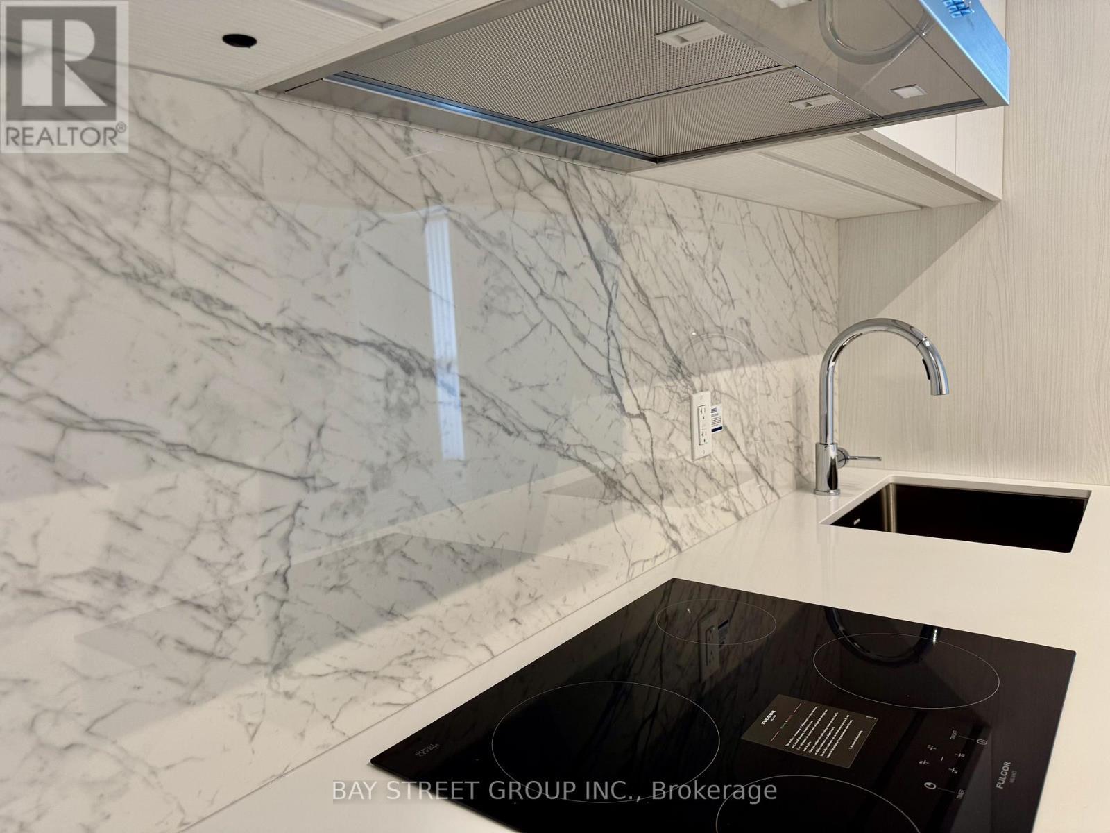 1007 - 8 Interchange Way, Vaughan, ON - Indoor Photo Showing Kitchen