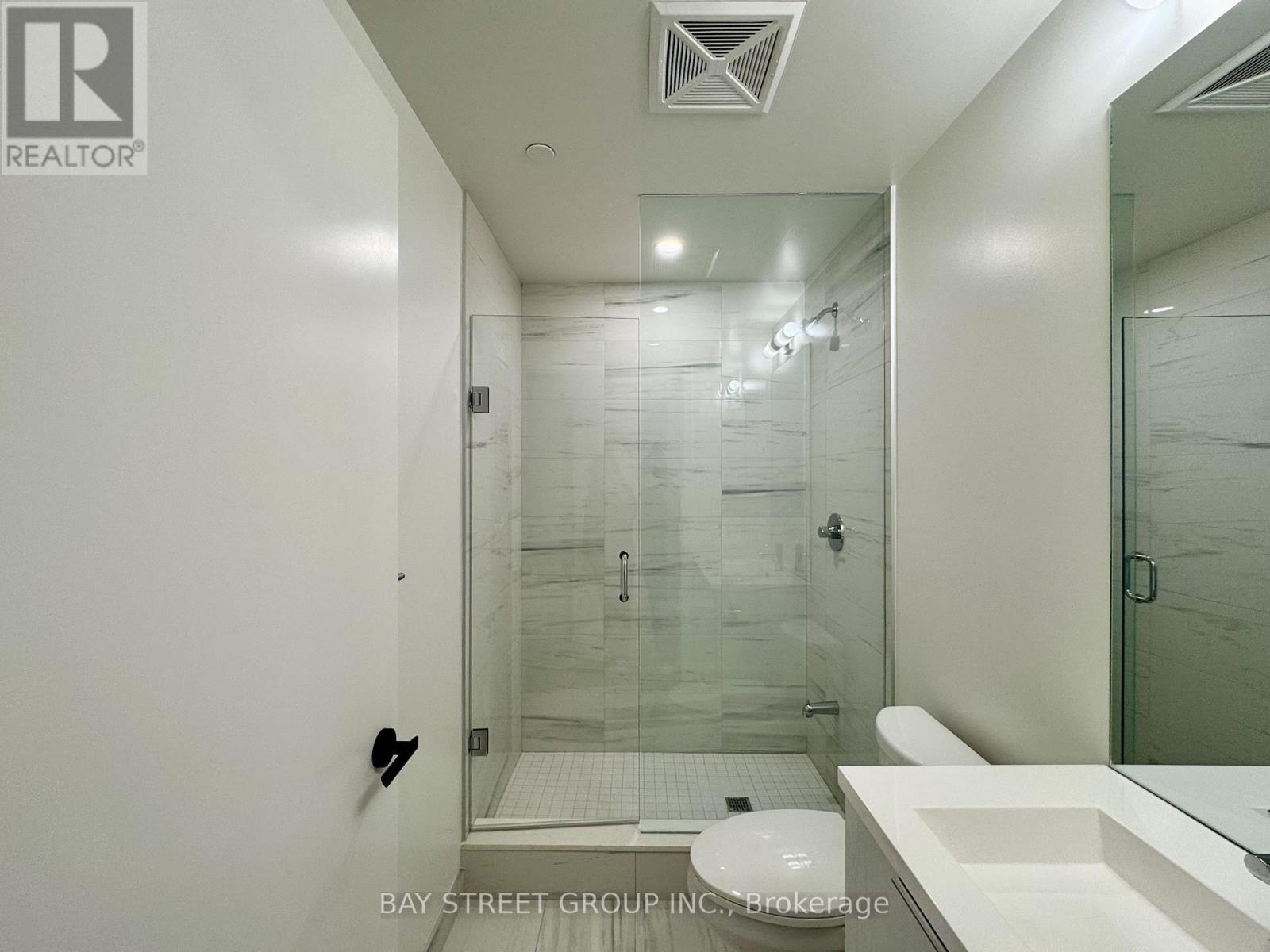 1007 - 8 Interchange Way, Vaughan, ON - Indoor Photo Showing Bathroom