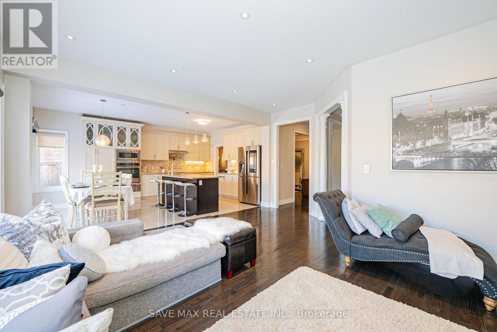 5 Dillon Drive, Brampton, ON - Indoor Photo Showing Living Room