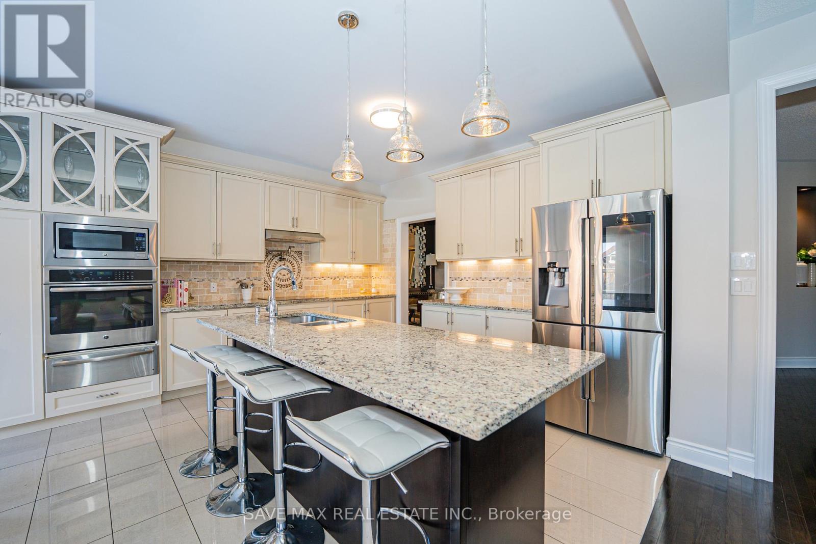 5 Dillon Drive, Brampton, ON - Indoor Photo Showing Kitchen With Stainless Steel Kitchen With Double Sink With Upgraded Kitchen