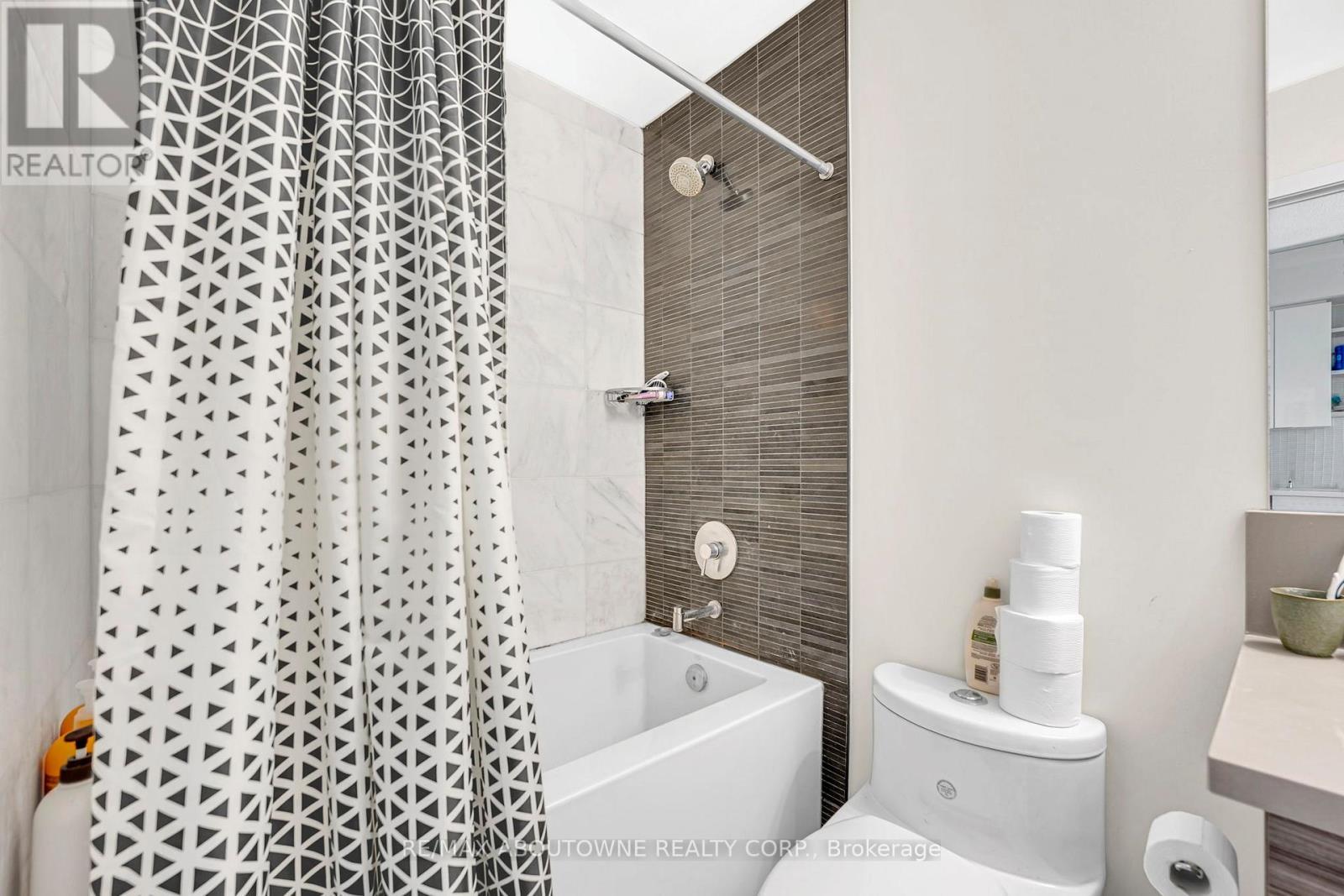 1407 - 33 Shore Breeze Drive, Toronto, ON - Indoor Photo Showing Bathroom