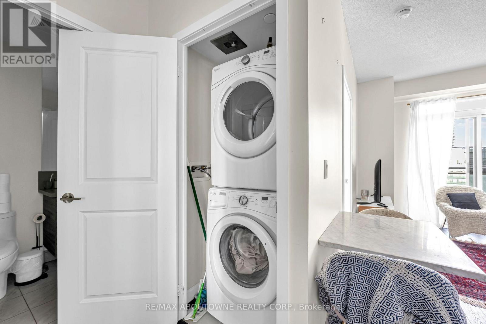 1407 - 33 Shore Breeze Drive, Toronto, ON - Indoor Photo Showing Laundry Room