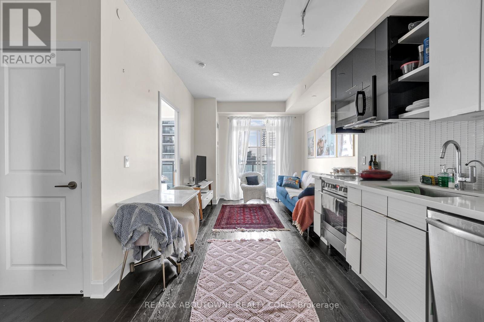 1407 - 33 Shore Breeze Drive, Toronto, ON - Indoor Photo Showing Kitchen