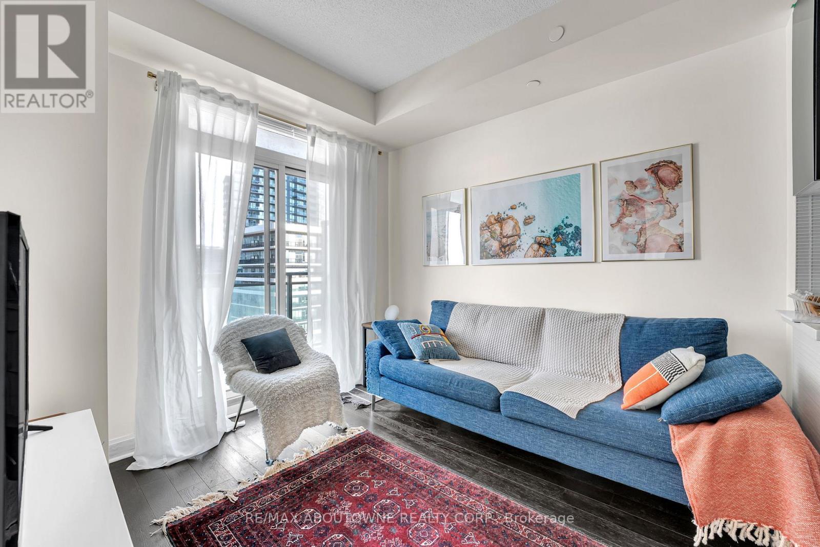 1407 - 33 Shore Breeze Drive, Toronto, ON - Indoor Photo Showing Living Room