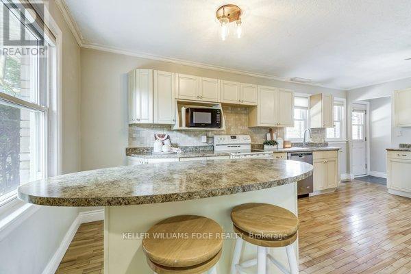 1216 De Quincy Crescent, Burlington, ON - Indoor Photo Showing Kitchen