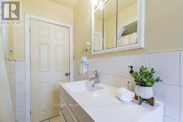 1216 De Quincy Crescent, Burlington, ON - Indoor Photo Showing Bathroom