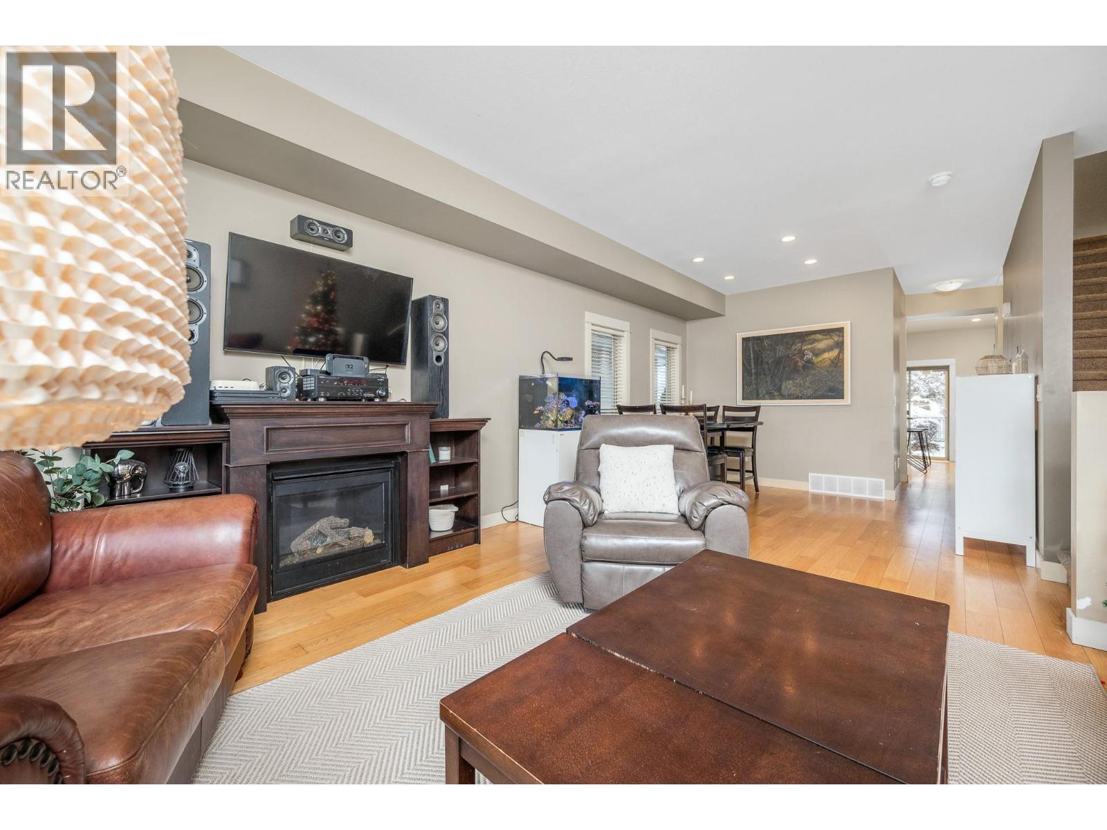 4900 Heritage Drive Unit# 1104, Vernon, BC - Indoor Photo Showing Living Room With Fireplace