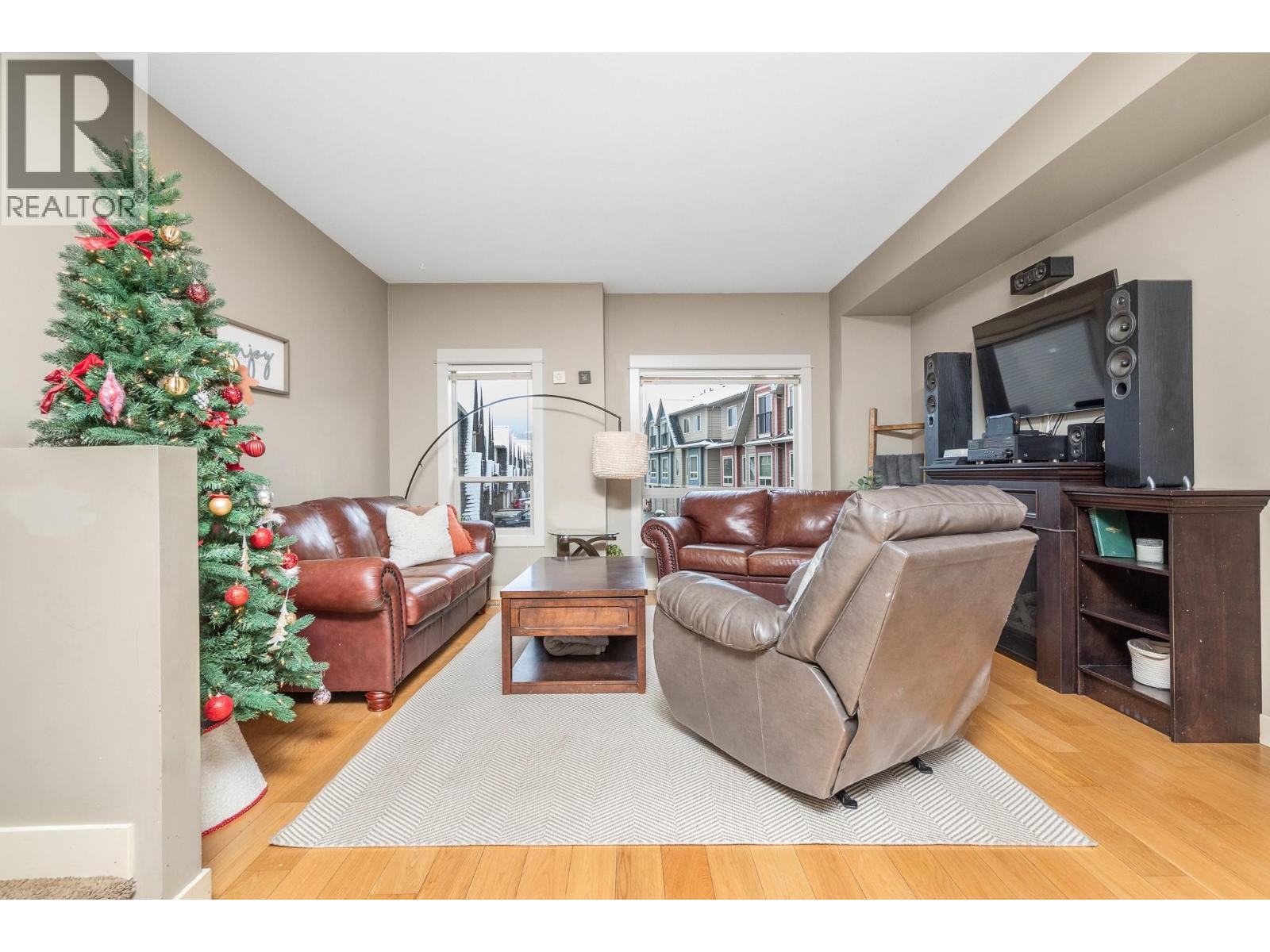 4900 Heritage Drive Unit# 1104, Vernon, BC - Indoor Photo Showing Living Room