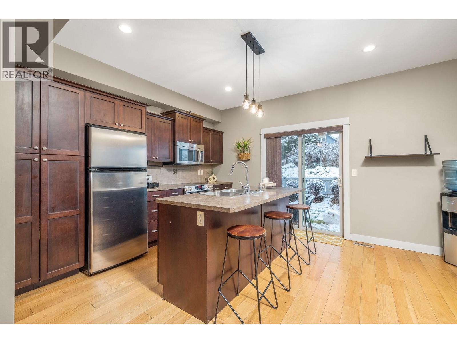 4900 Heritage Drive Unit# 1104, Vernon, BC - Indoor Photo Showing Kitchen With Double Sink
