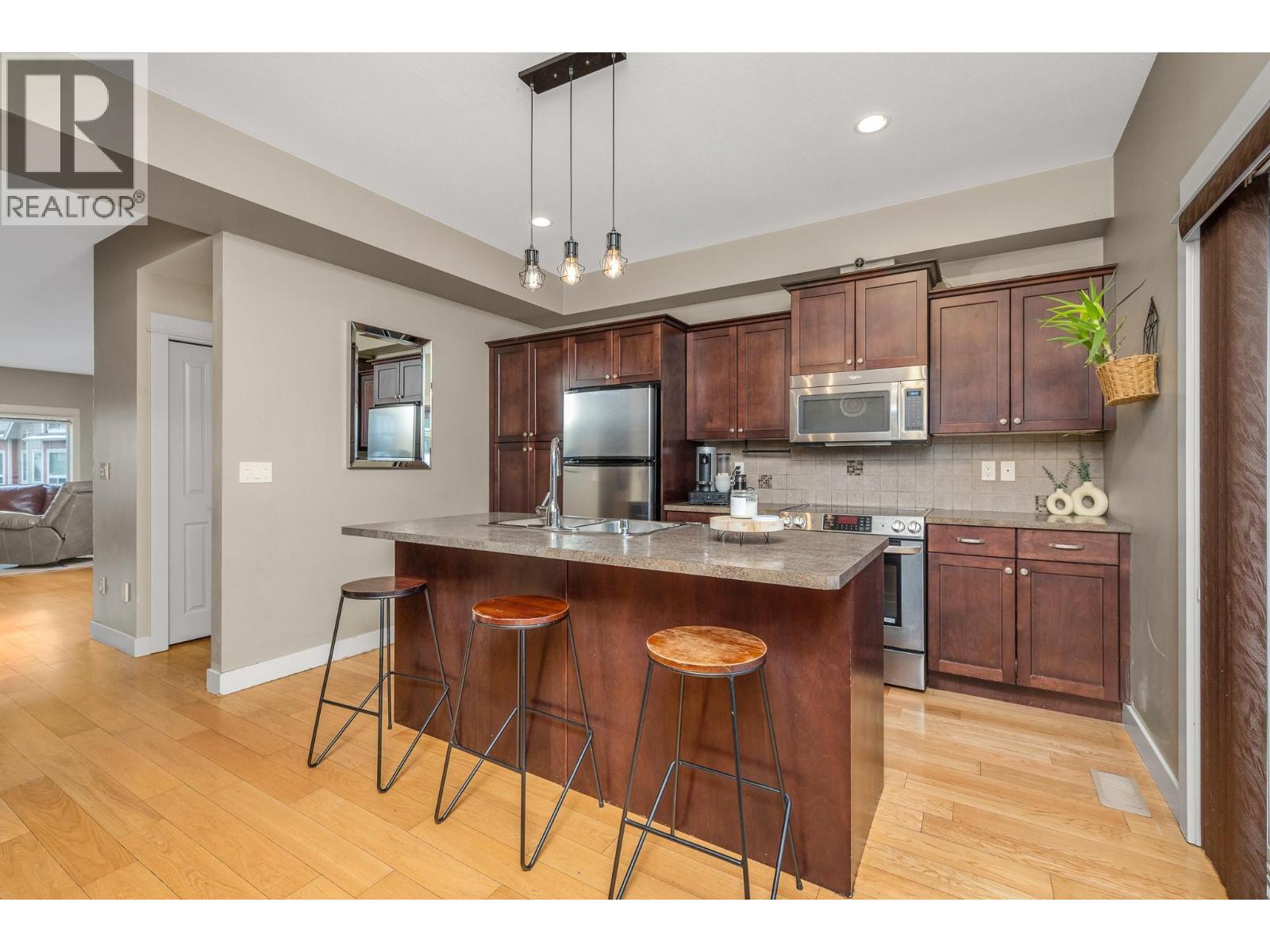 4900 Heritage Drive Unit# 1104, Vernon, BC - Indoor Photo Showing Kitchen With Stainless Steel Kitchen