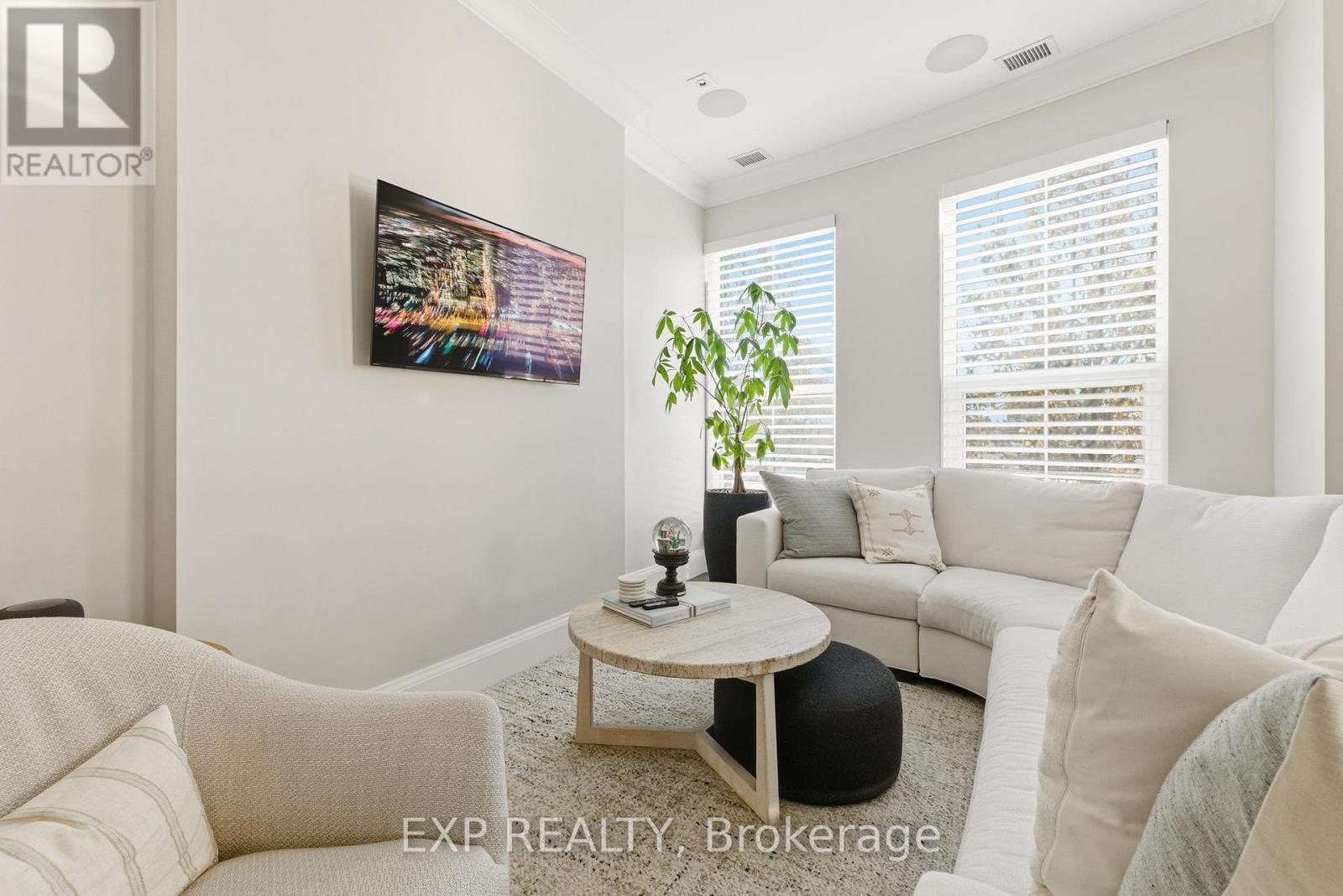 Th10 - 155 Caroline Street S, Waterloo, ON - Indoor Photo Showing Living Room