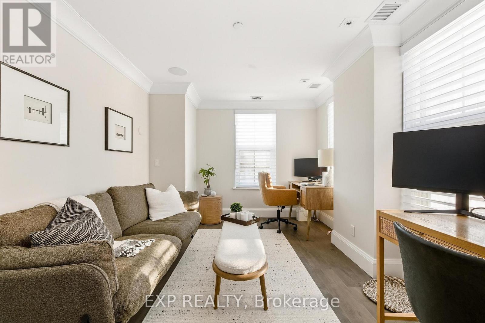 Th10 - 155 Caroline Street S, Waterloo, ON - Indoor Photo Showing Living Room