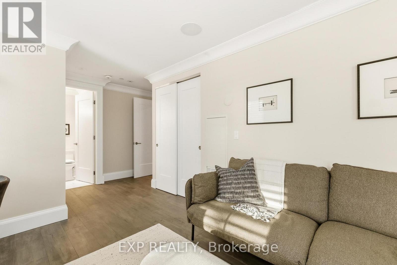 Th10 - 155 Caroline Street S, Waterloo, ON - Indoor Photo Showing Living Room