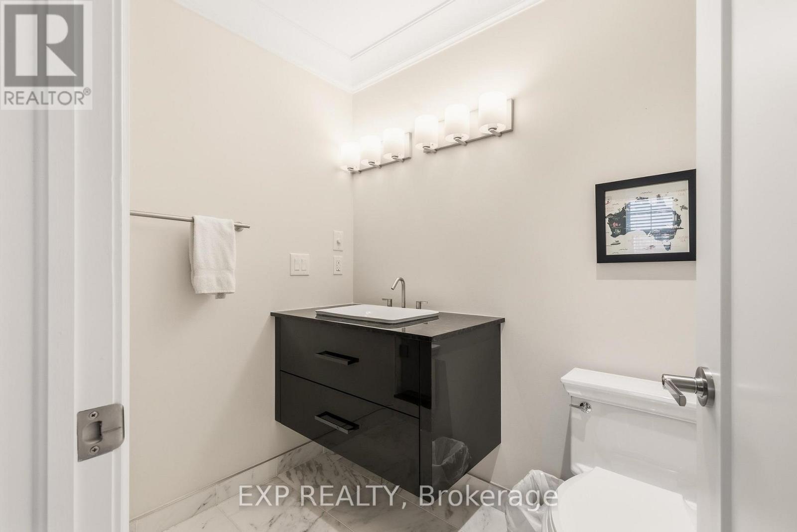 Th10 - 155 Caroline Street S, Waterloo, ON - Indoor Photo Showing Bathroom