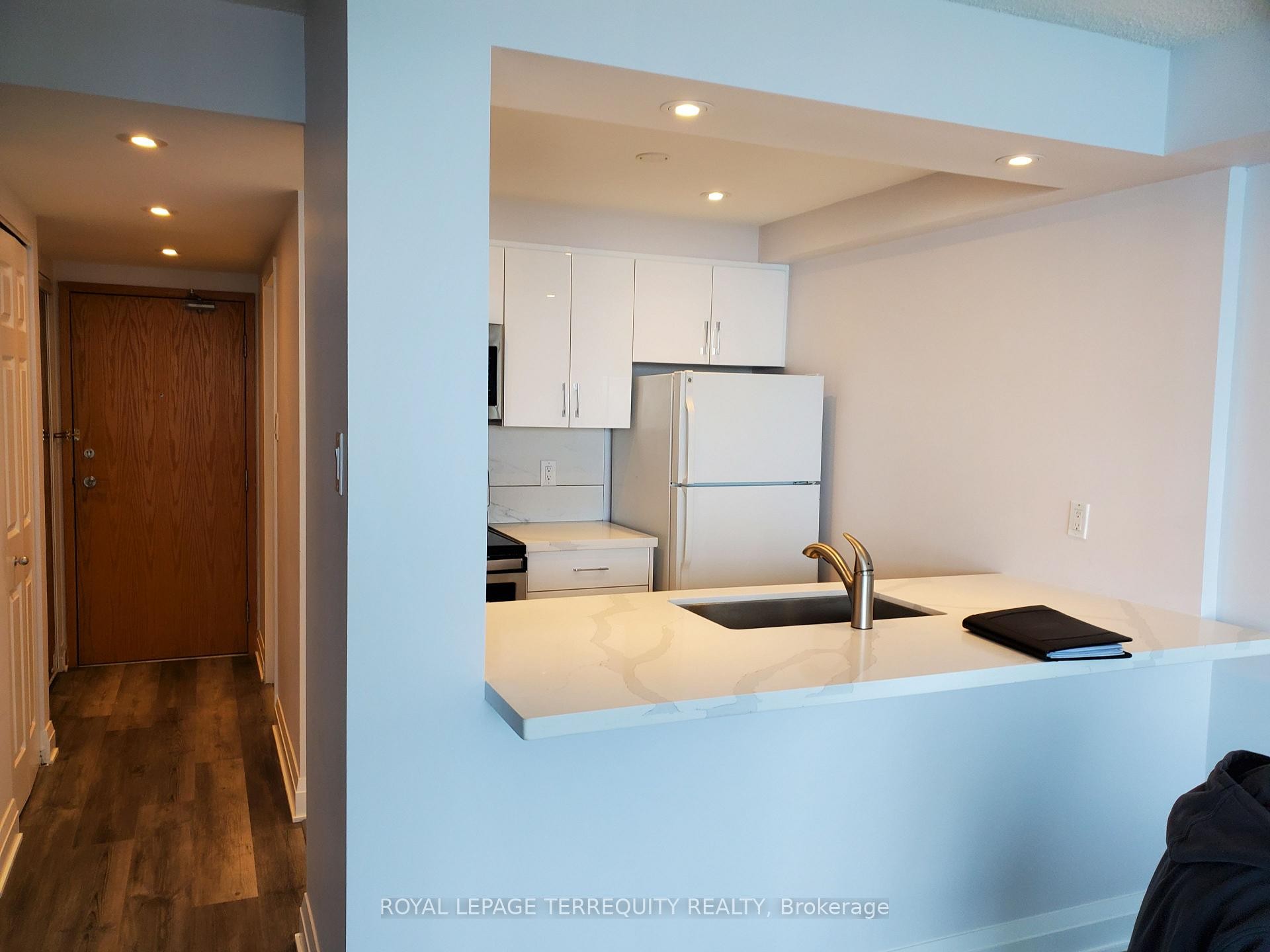 1405-99 Harbour Square, Toronto, ON - Indoor Photo Showing Kitchen