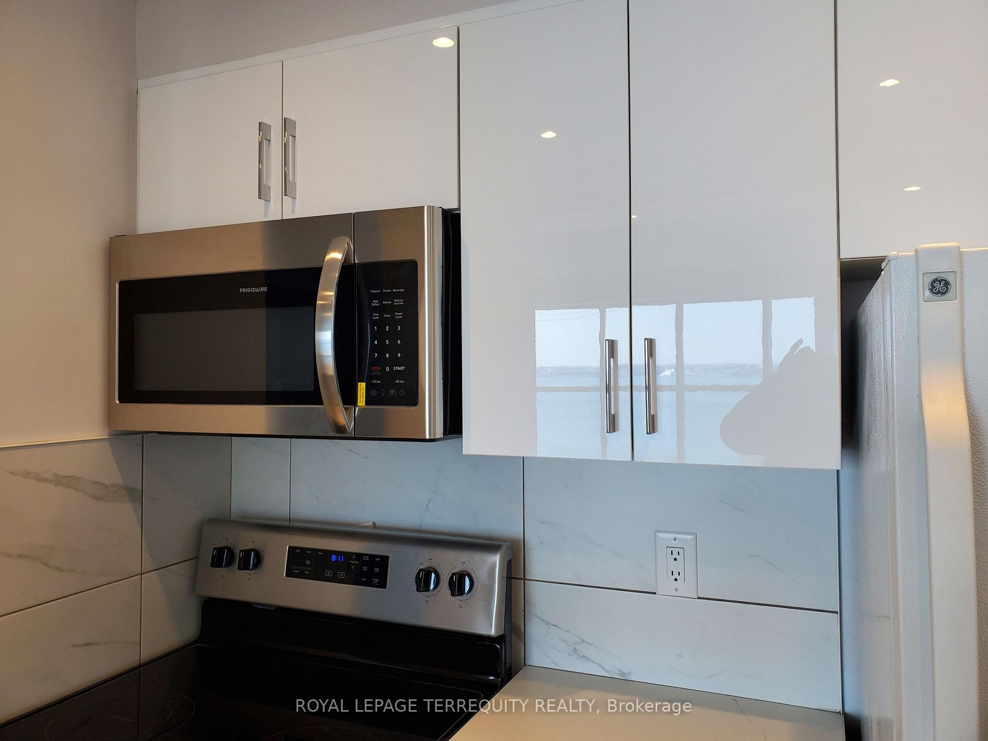 1405-99 Harbour Square, Toronto, ON - Indoor