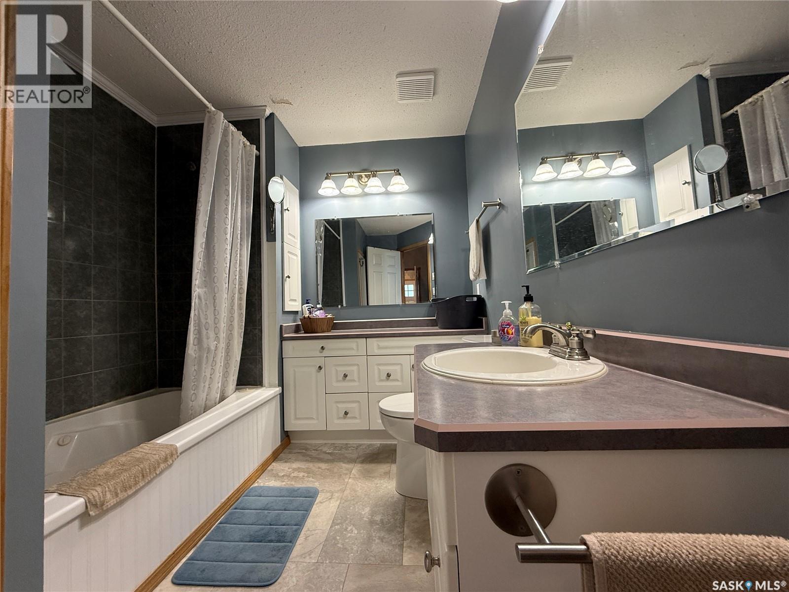 335 6Th Street, Humboldt, SK - Indoor Photo Showing Bathroom