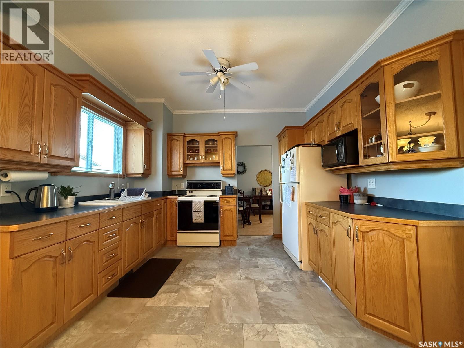 335 6Th Street, Humboldt, SK - Indoor Photo Showing Kitchen