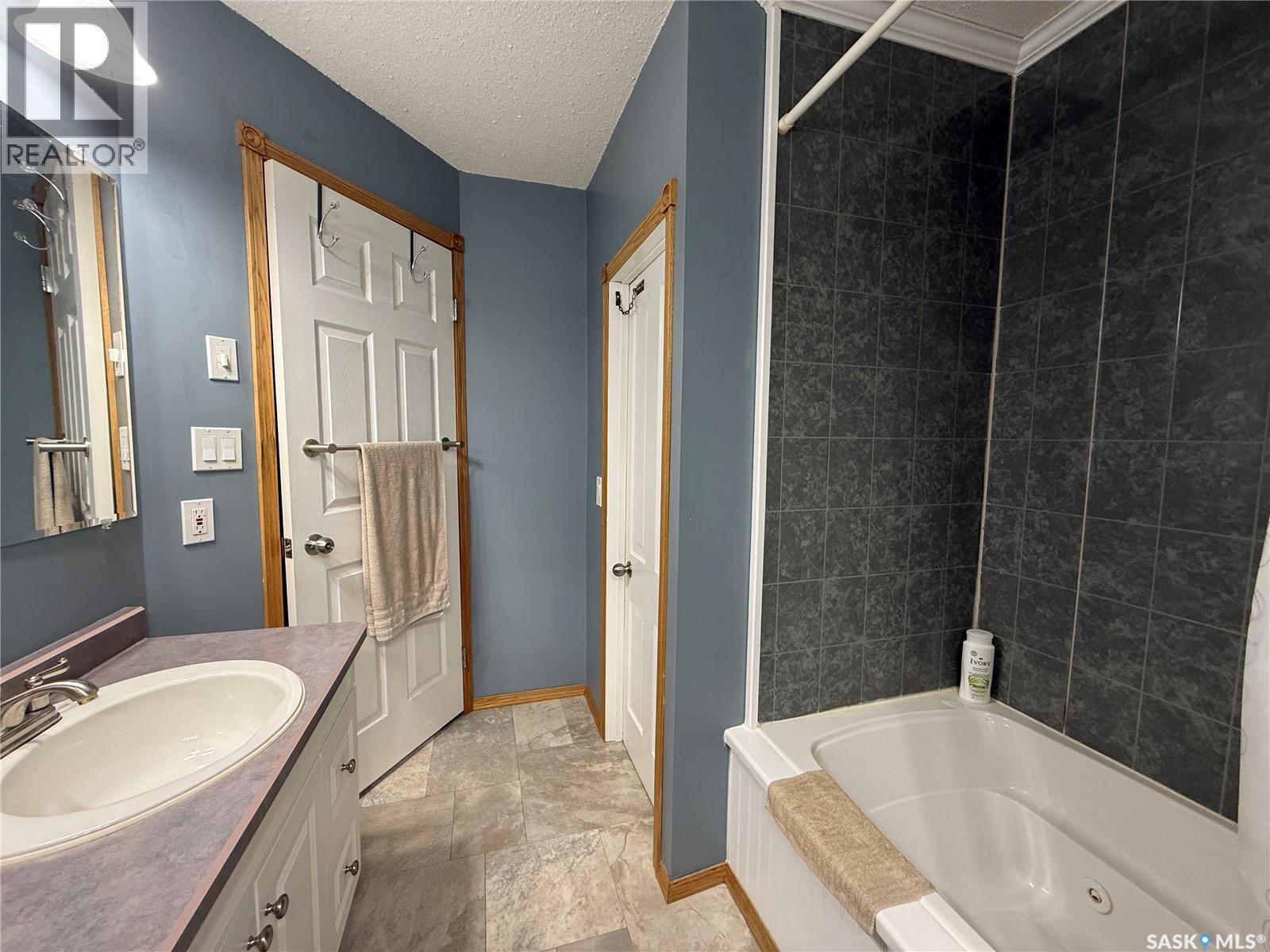 335 6Th Street, Humboldt, SK - Indoor Photo Showing Bathroom