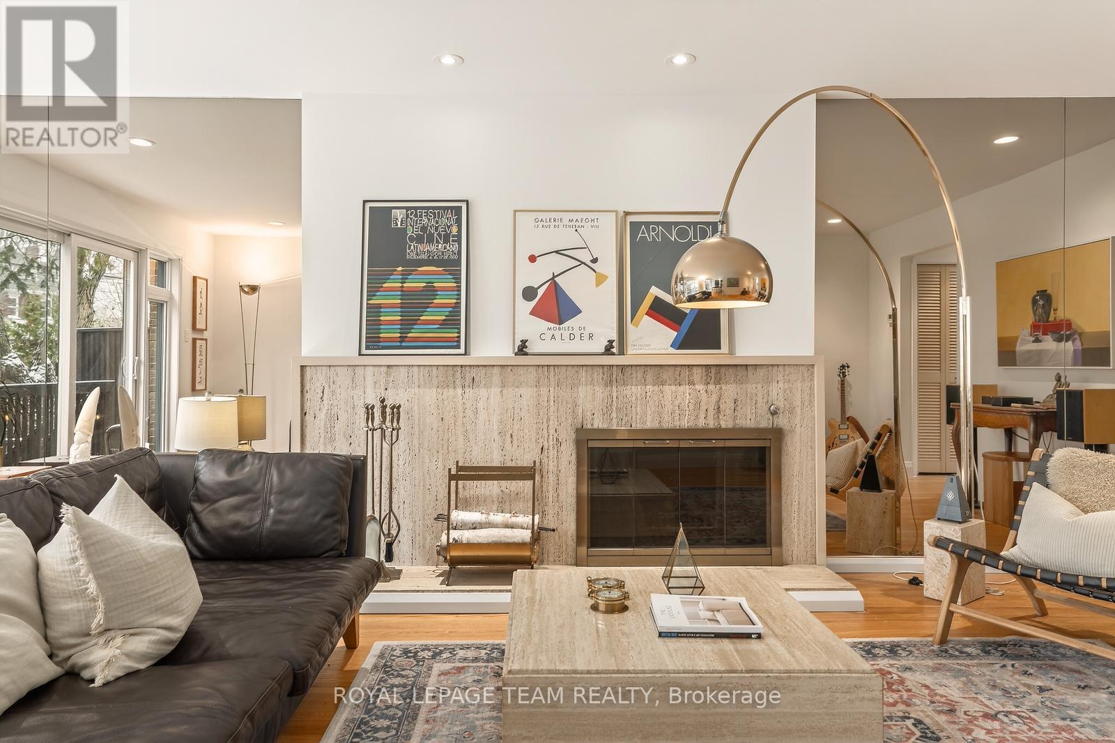 10 - 174 Dufferin Road, Ottawa, ON - Indoor Photo Showing Living Room With Fireplace