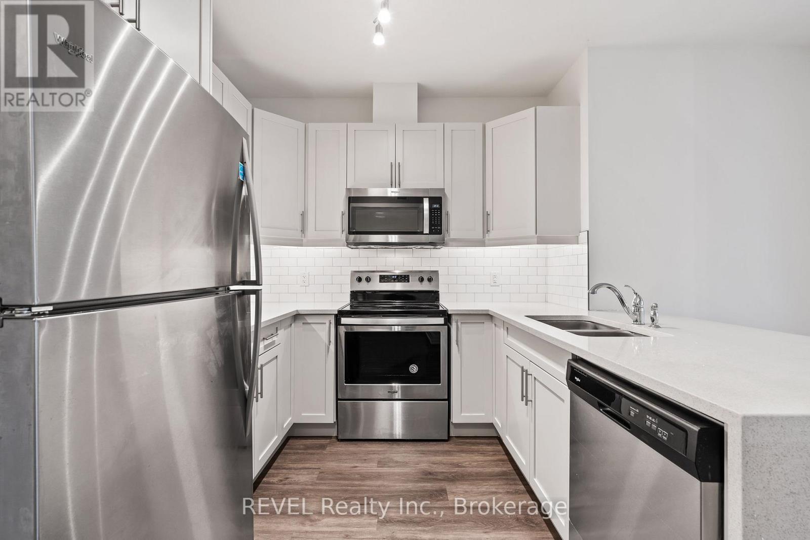 28 - 212 Lakeport Road, St. Catharines (Lakeport), ON - Indoor Photo Showing Kitchen With Double Sink With Upgraded Kitchen