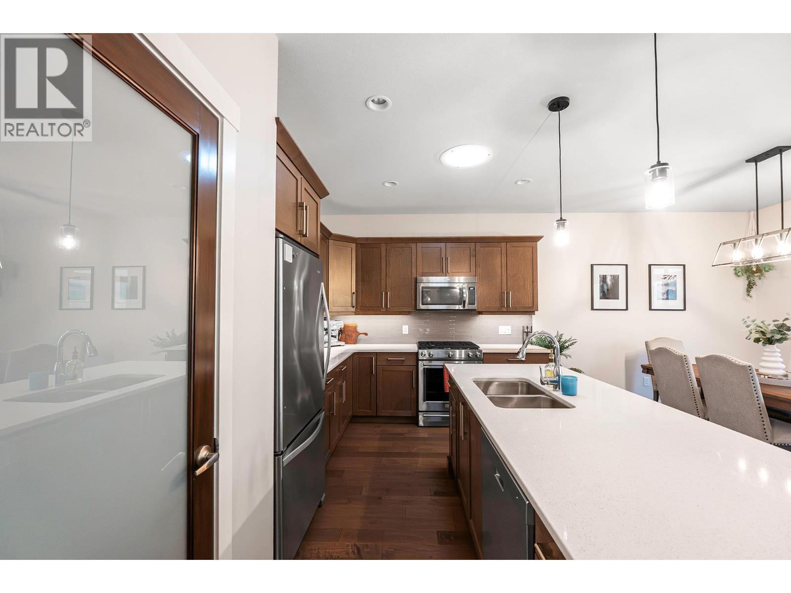 1769 Tower Ranch Drive, Kelowna, BC - Indoor Photo Showing Kitchen With Double Sink With Upgraded Kitchen