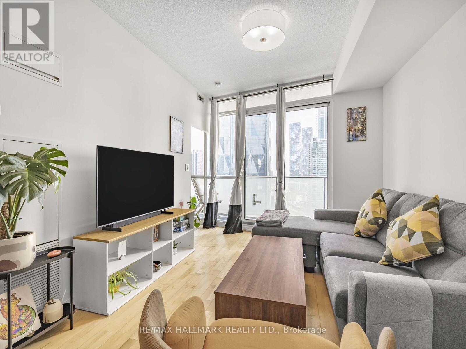 2109 - 65 Bremner Boulevard, Toronto, ON - Indoor Photo Showing Living Room
