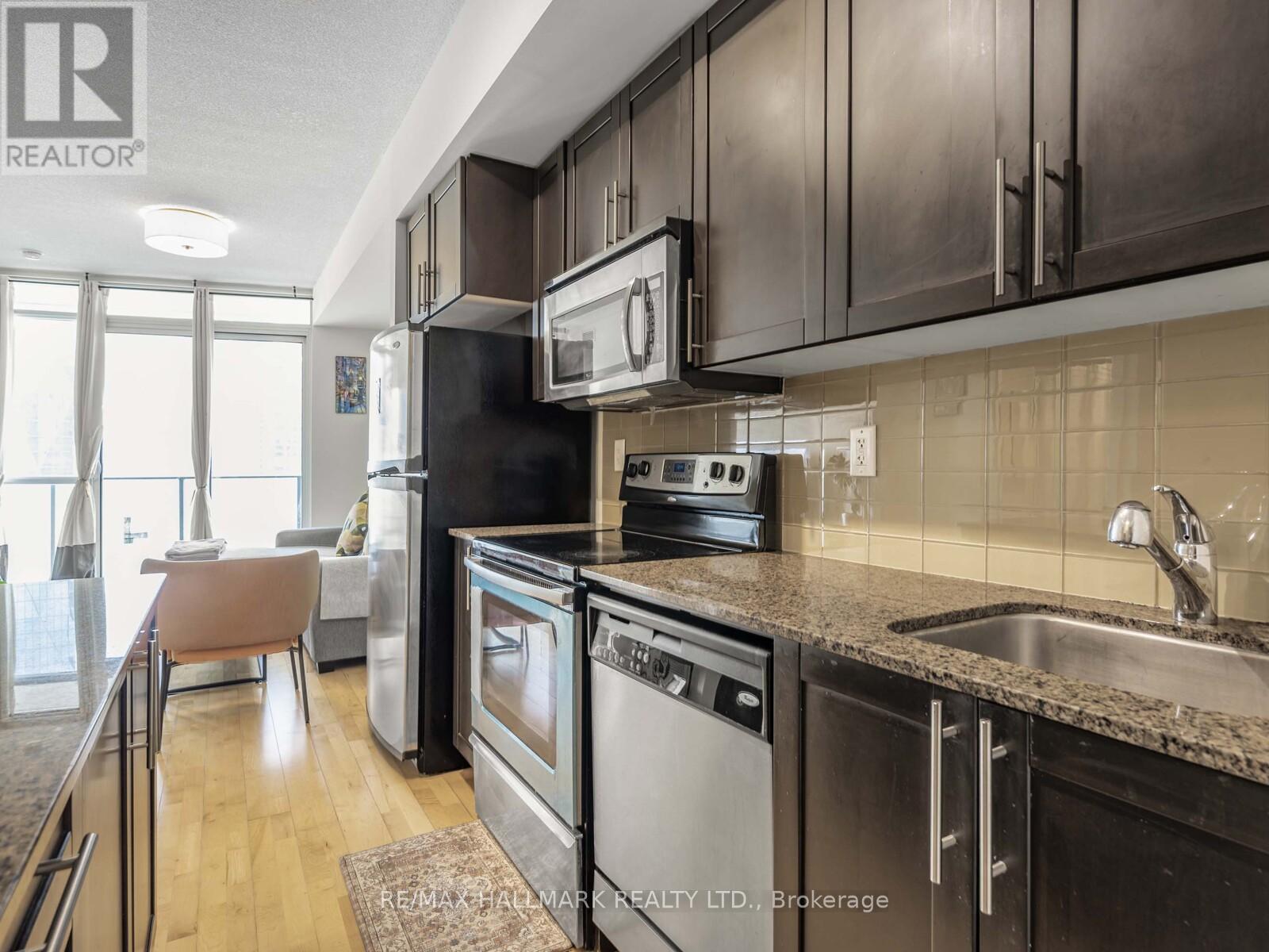 2109 - 65 Bremner Boulevard, Toronto, ON - Indoor Photo Showing Kitchen