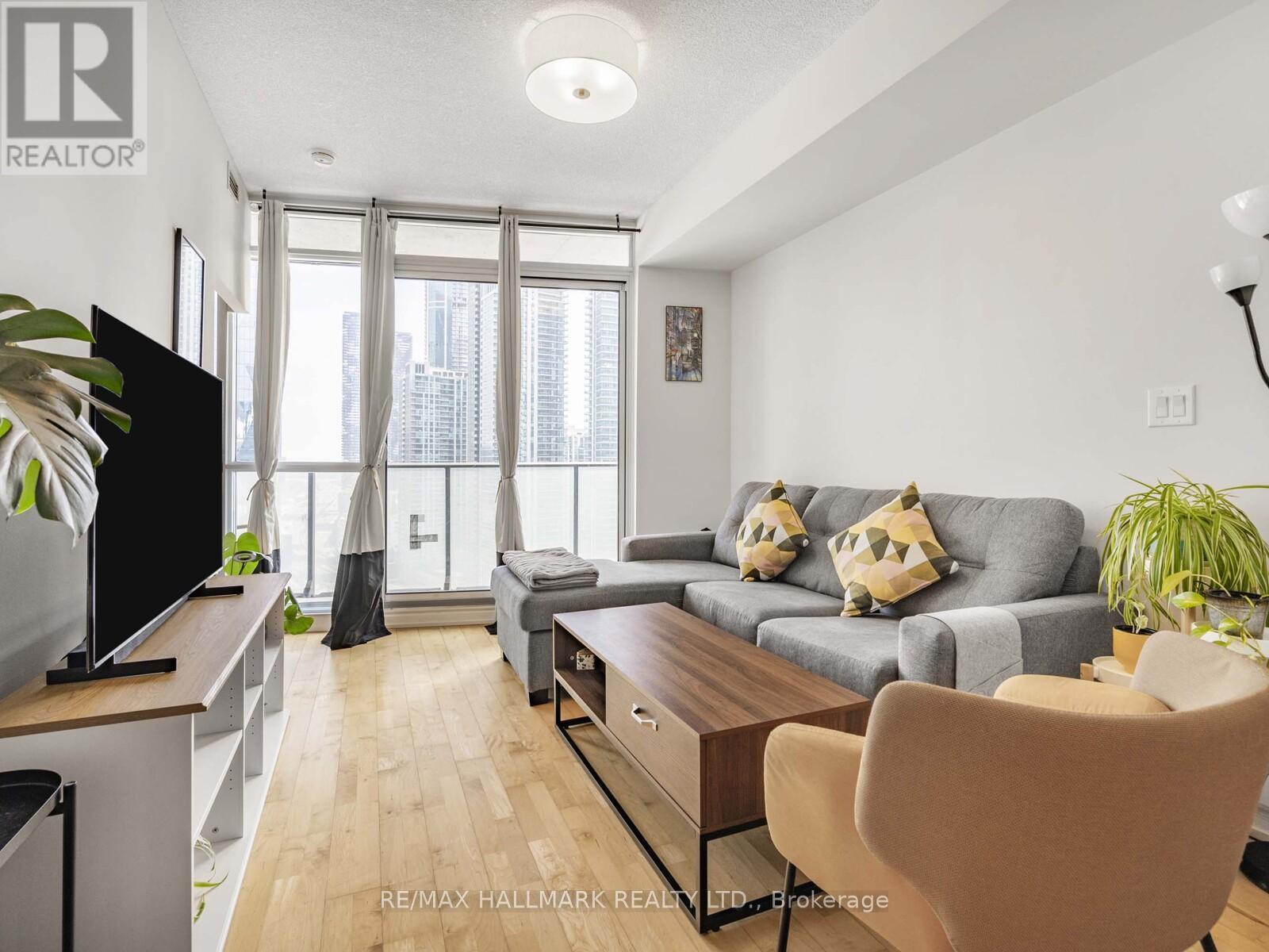 2109 - 65 Bremner Boulevard, Toronto, ON - Indoor Photo Showing Living Room