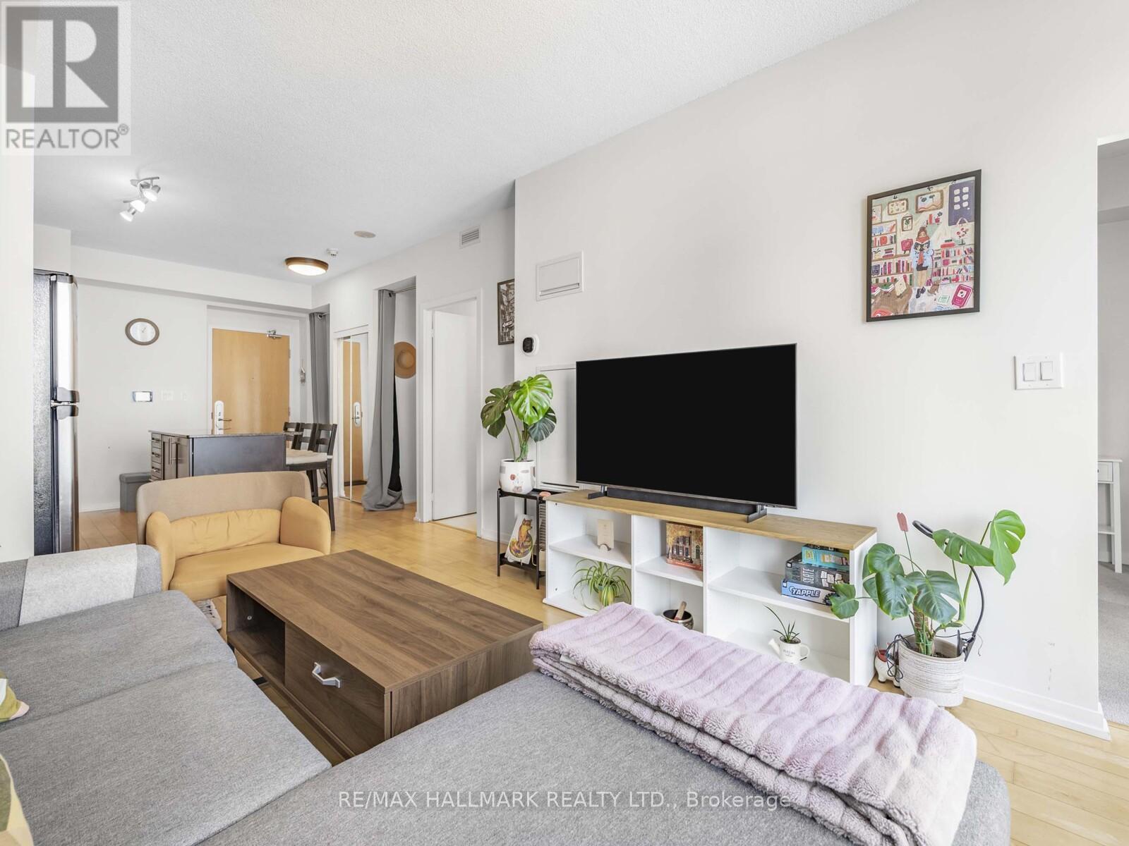2109 - 65 Bremner Boulevard, Toronto, ON - Indoor Photo Showing Living Room