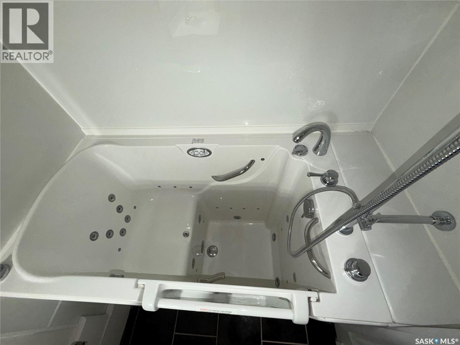 106 403 Tait Court, Saskatoon, SK - Indoor Photo Showing Bathroom