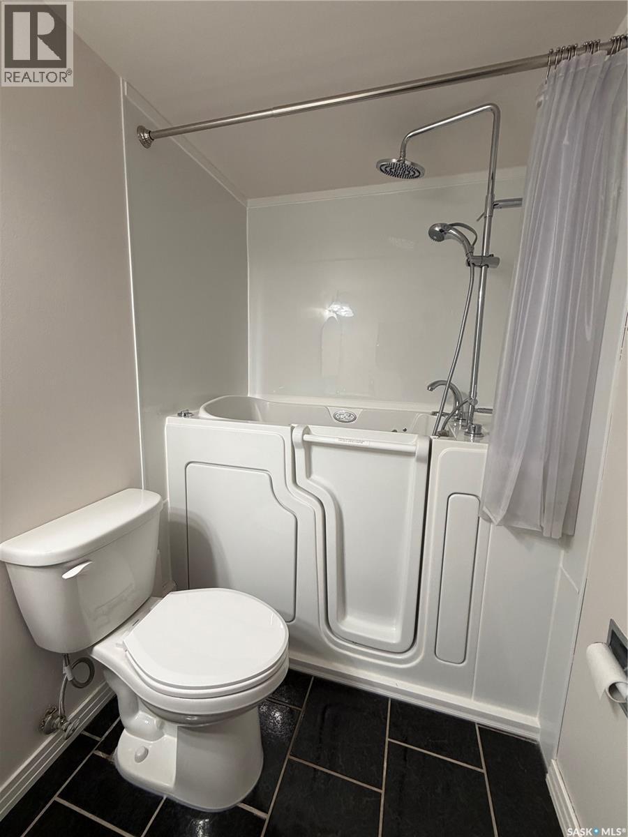 106 403 Tait Court, Saskatoon, SK - Indoor Photo Showing Bathroom