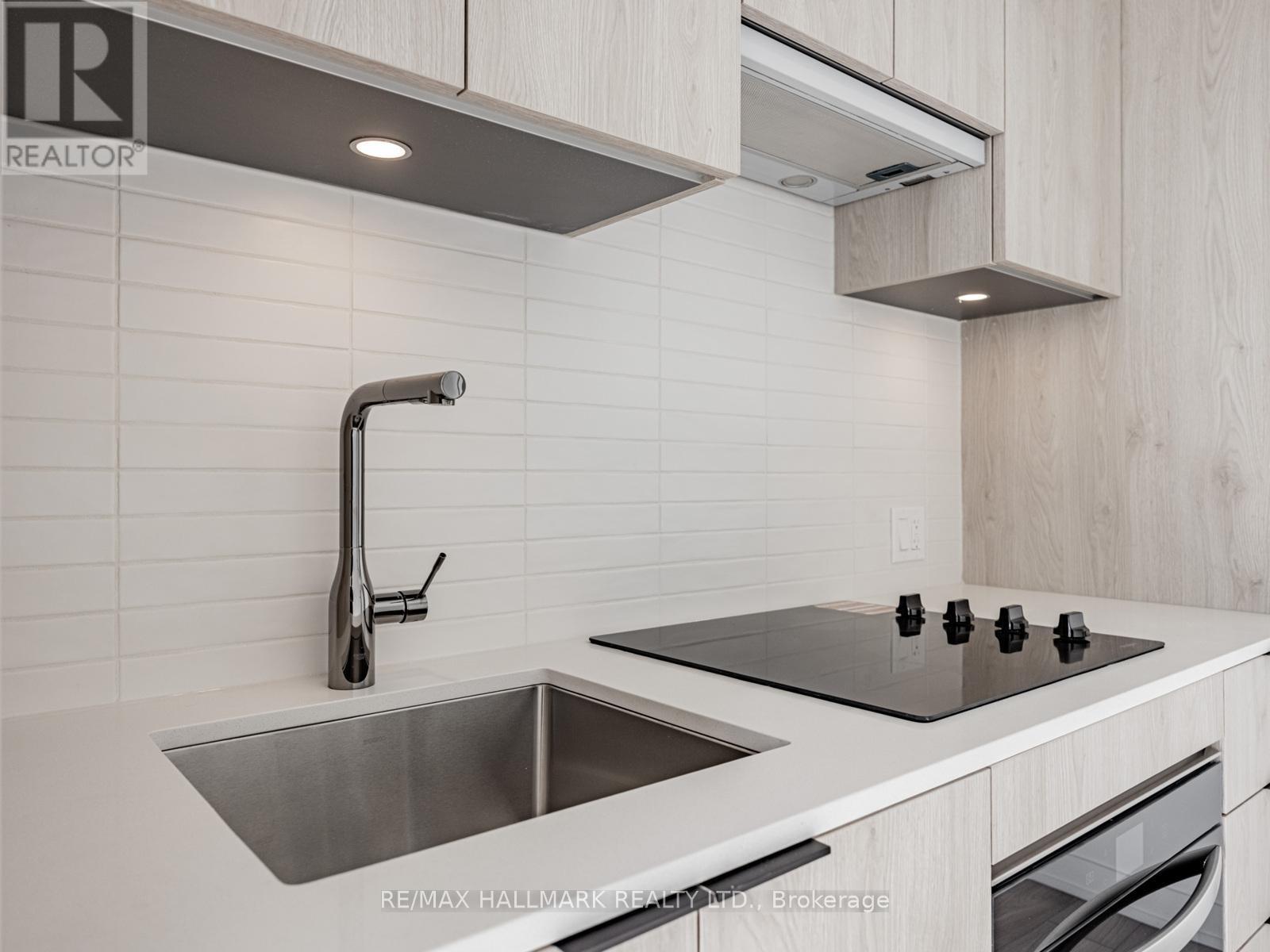 715 - 1007 The Queensway, Toronto, ON - Indoor Photo Showing Kitchen