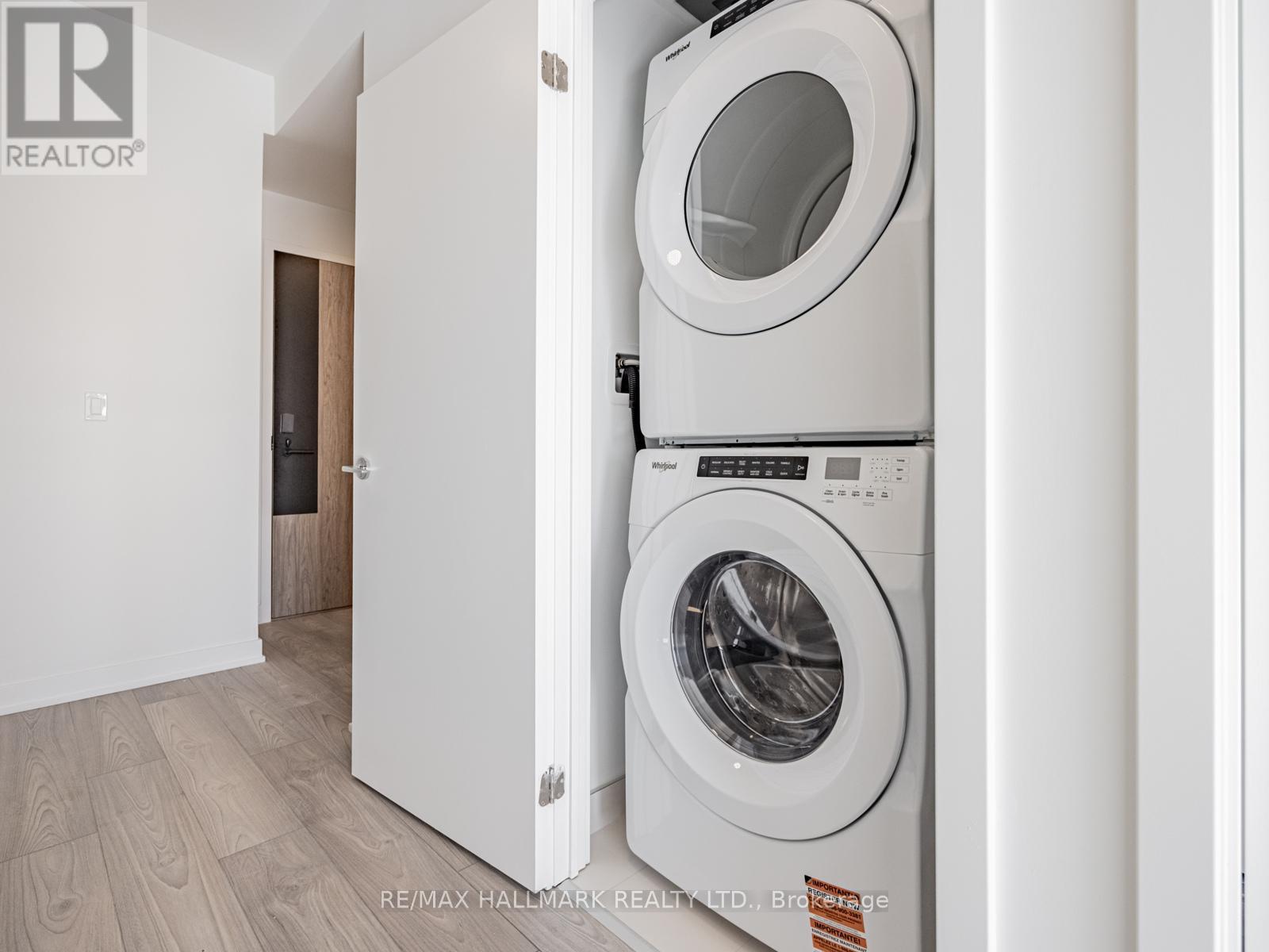 715 - 1007 The Queensway, Toronto, ON - Indoor Photo Showing Laundry Room