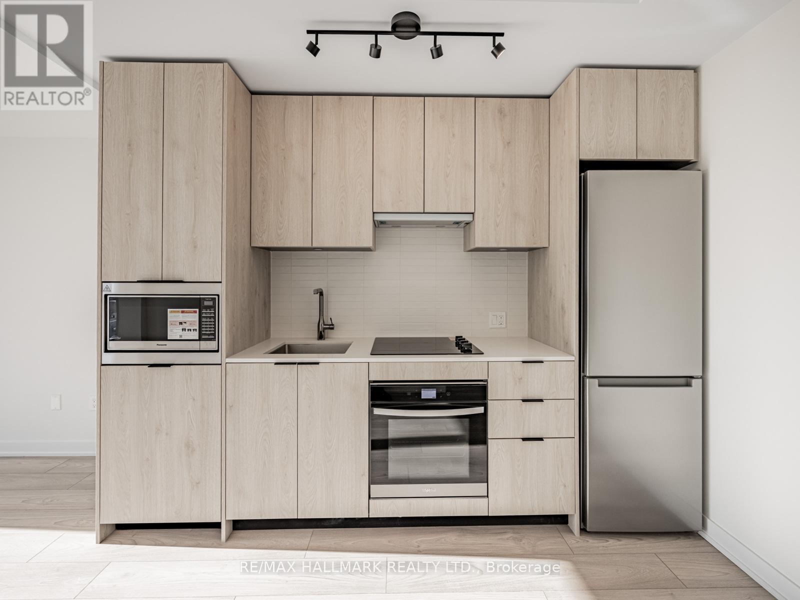 715 - 1007 The Queensway, Toronto, ON - Indoor Photo Showing Kitchen