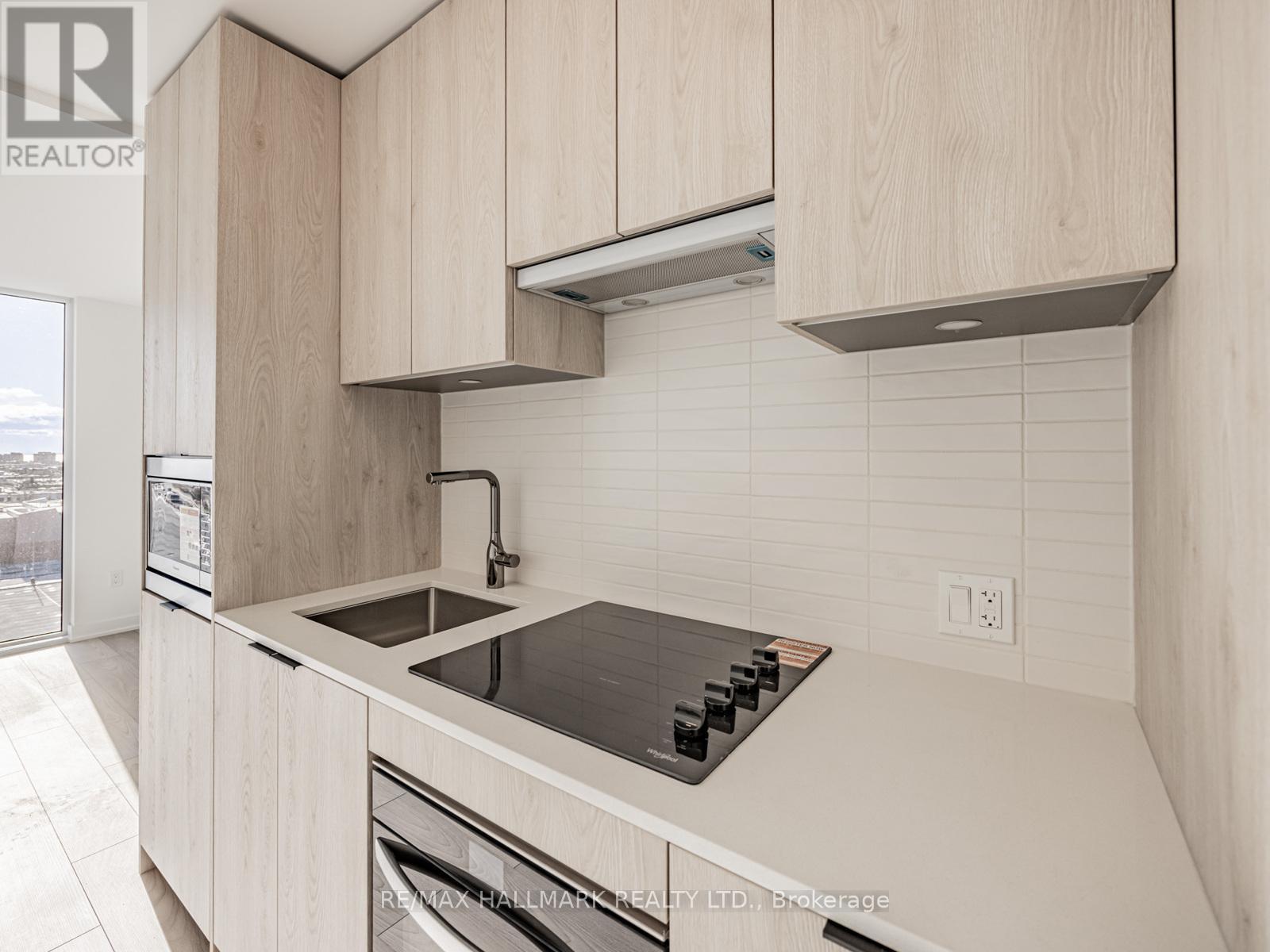 715 - 1007 The Queensway, Toronto, ON - Indoor Photo Showing Kitchen With Upgraded Kitchen