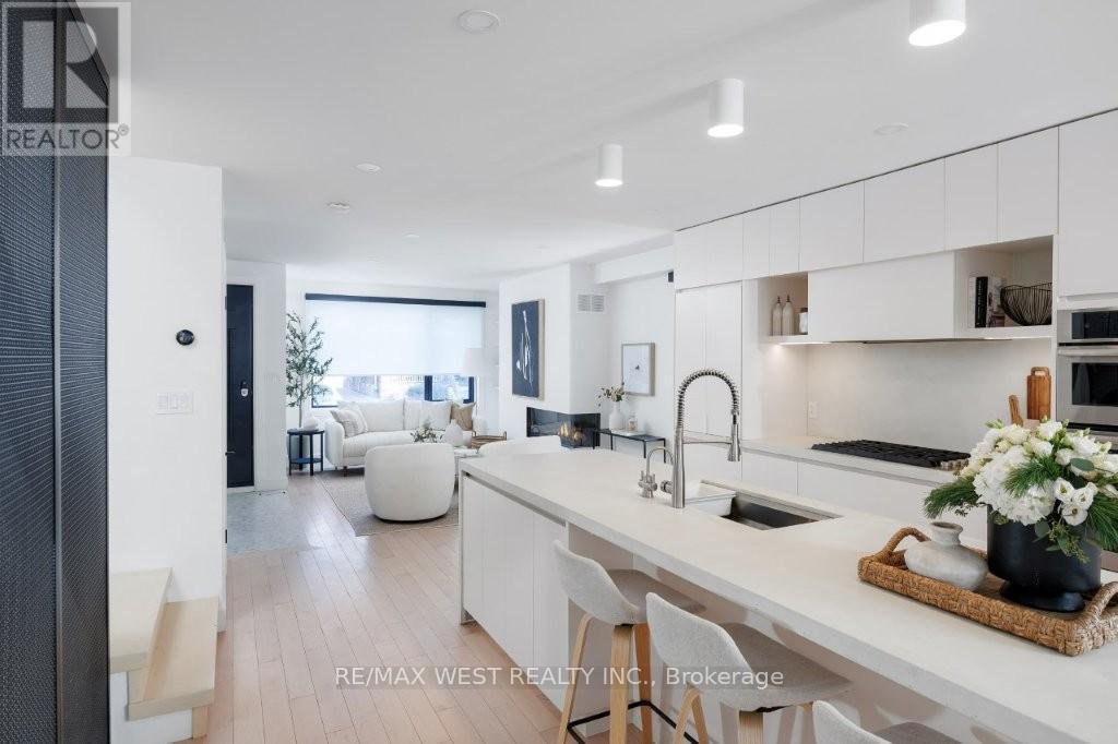 424 Clendenan Avenue, Toronto, ON - Indoor Photo Showing Kitchen With Upgraded Kitchen